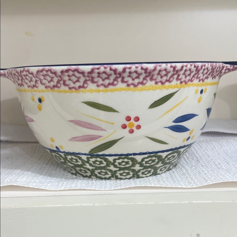 Temptation presentable ovenware Floral Ceramic Bowl.  1.5 qt. Old word design